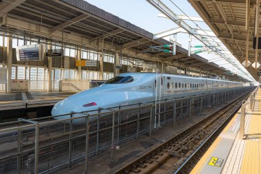 Shinkansen hızlı tren Shin Osaka çeker 