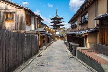 Yasaka pagoda geleneksel bir sokakta, Kyoto