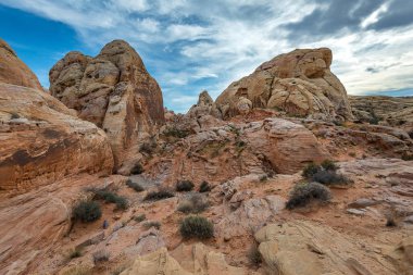 Yolun yangında Vadisi üzerinde renkli kum taşı