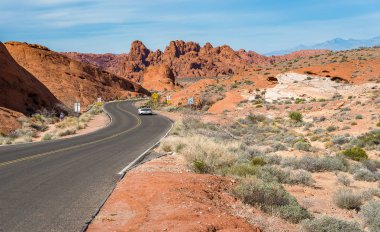 Valley of Fire kumtaşı kaya arasında yol