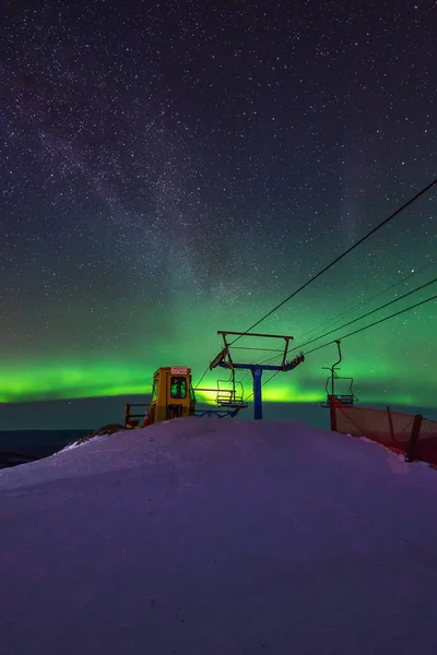 Färgglada norrsken i den mörka natten — Stockfoto