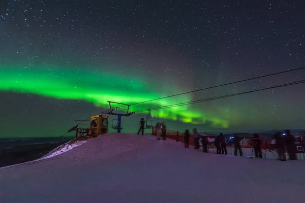 Lumières nordiques colorées dans la nuit noire — Photo