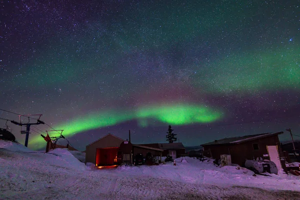 Lumières nordiques colorées dans la nuit noire — Photo