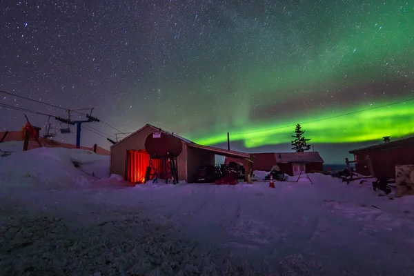 Lumières nordiques colorées dans la nuit noire — Photo