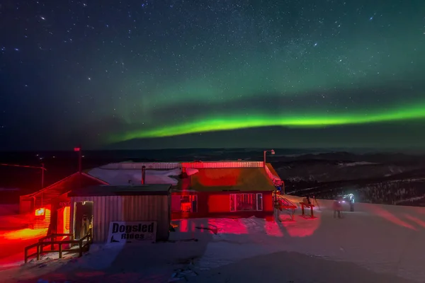Coloridas luces boreales en la noche oscura — Foto de Stock