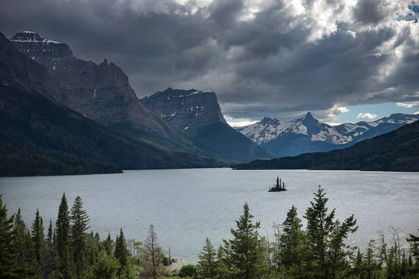 St. Mary Lake e ilha de ganso selvagem — Fotografia de Stock