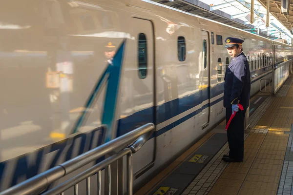 新大阪に新幹線を引っ張る — ストック写真