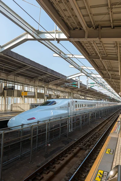 Šinkanzen bullet vlak vjíždí do Shin Osaka — Stock fotografie