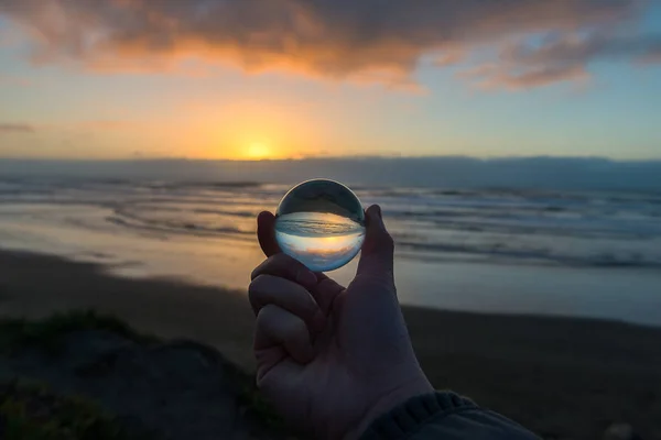 Coucher de soleil Ocean Beach dans la boule de cristal — Photo