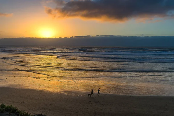 Romantik på stranden under solnedgången — Stockfoto