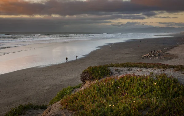 Романтика на пляже во время заката — стоковое фото