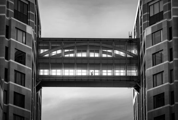 Caminhando através entre a construção — Fotografia de Stock