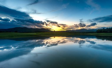 Güzel gökyüzü göl yansıması