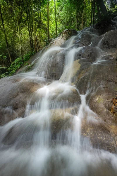 Prachtige waterval in thailand — Stockfoto