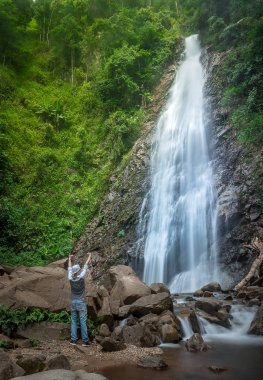 Uzun yürüyüşe çıkan kimse şelale görünümünü sahiptir