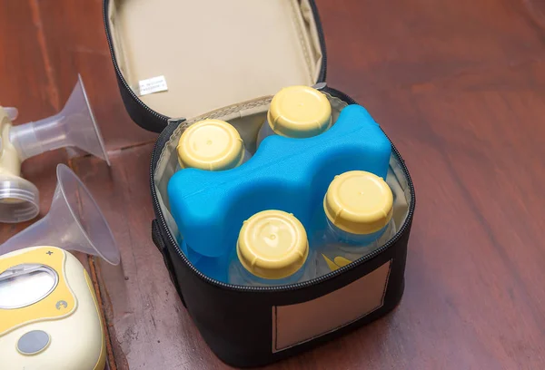 Garrafas de leite de bebê no saco de refrigeração — Fotografia de Stock