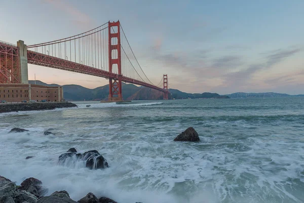 Golden Gate Bridge durante il tramonto — Foto Stock