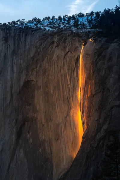 Şubat, Yosemite Falls yangın 