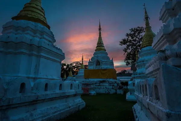 Dramatik günbatımı üzerinde Lanna Tay Pagoda, Tayland