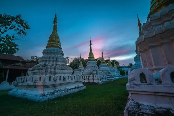 Dramatik günbatımı üzerinde Lanna Tay Pagoda, Tayland