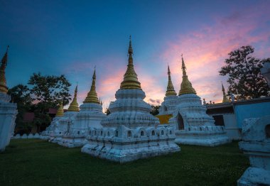 Dramatik günbatımı üzerinde Lanna Tay Pagoda, Tayland