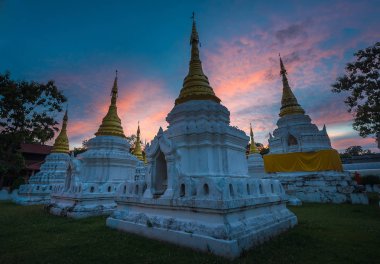 Dramatik günbatımı üzerinde Lanna Tay Pagoda, Tayland