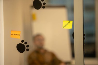 Başlangıç iş adamları grup çalışma günlük iş modern adlı ofis coworking