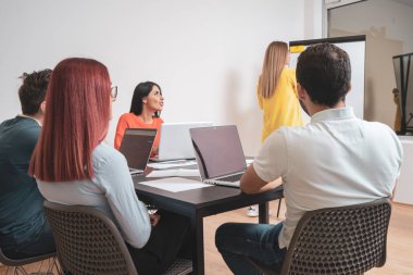 Modern ofis içi toplantılarında çok ırklı girişimci ekibi
