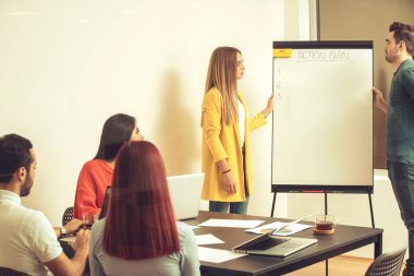 Modern ofis içi toplantılarında çok ırklı girişimci ekibi