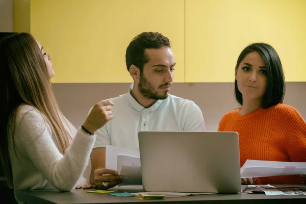 Equipa de negócios a trabalhar. Grupo de jovens empresários confiantes discutindo o projeto enquanto passam o tempo no escritório — Fotografia de Stock