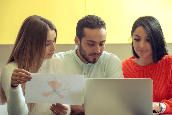 Equipa de negócios a trabalhar. Grupo de jovens empresários confiantes discutindo o projeto enquanto passam o tempo no escritório — Fotografia de Stock