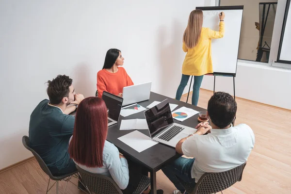 Equipe de negócios de inicialização multiétnica em reunião no interior de escritório moderno — Fotografia de Stock