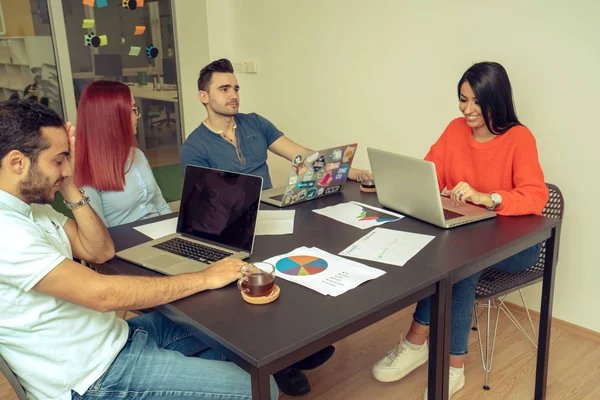 Equipe de negócios de inicialização multiétnica em reunião no interior de escritório moderno — Fotografia de Stock