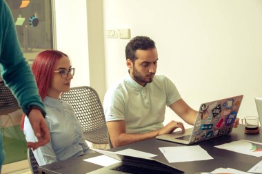 Modern ofis içi toplantılarında çok ırklı girişimci ekibi