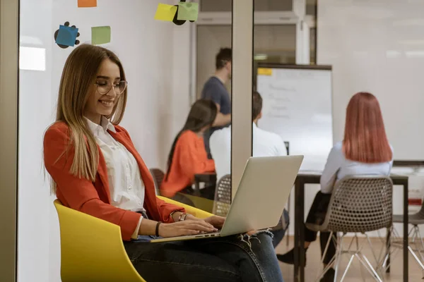 Chica escuchando música en el portátil mientras se toma un descanso del trabajo duro en el espacio de coworking . —  Fotos de Stock