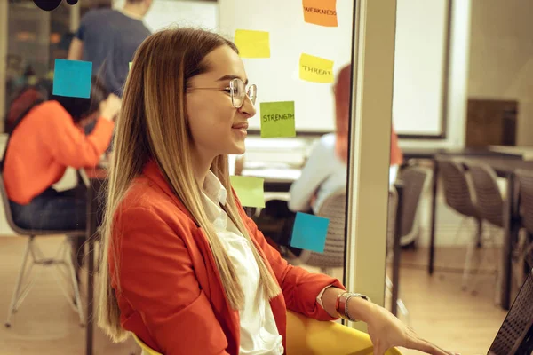 Chica escuchando música en el portátil mientras se toma un descanso del trabajo duro en el espacio de coworking . —  Fotos de Stock