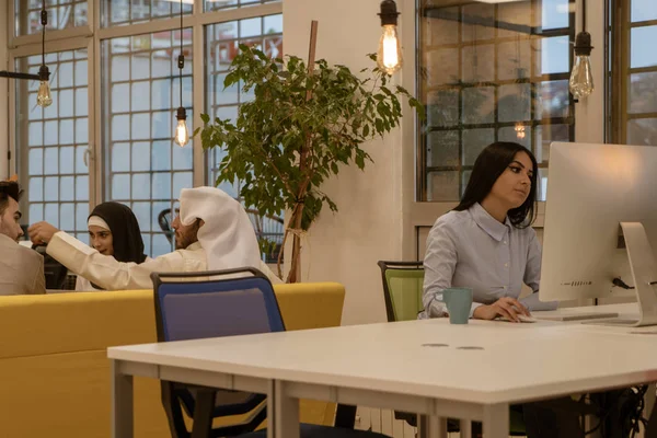 Αραβικά επαγγελματίες άτομα σε μια σύσκεψη — Φωτογραφία Αρχείου