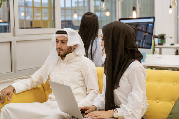 Арабские бизнесмены на встрече
