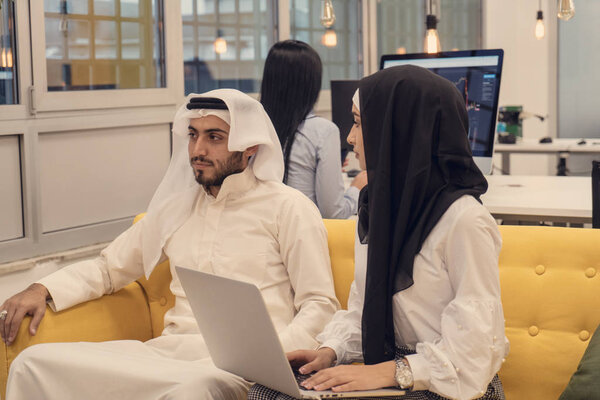 Арабские бизнесмены на встрече
