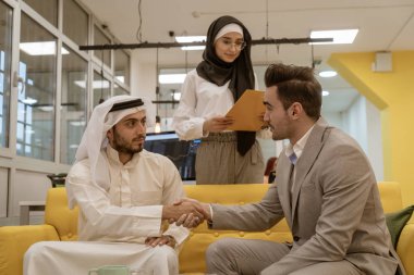 Bir toplantıda Arap iş adamları