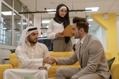 Bir toplantıda Arap iş adamları