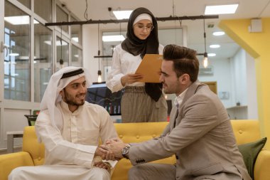 Bir toplantıda Arap iş adamları