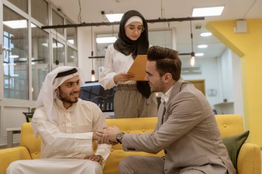 Bir toplantıda Arap iş adamları