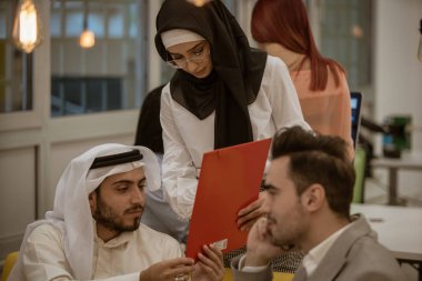 Bir toplantıda Arap iş adamları