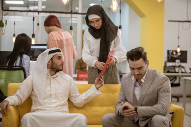 Bir toplantıda Arap iş adamları