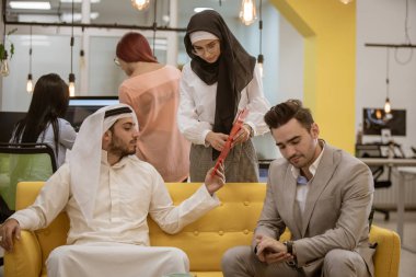 Bir toplantıda Arap iş adamları