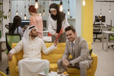 Bir toplantıda Arap iş adamları