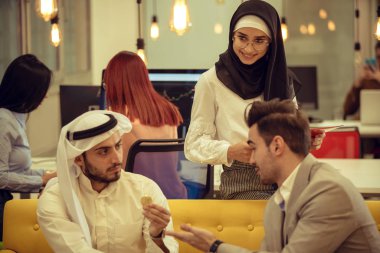 Bir toplantıda Arap iş adamları