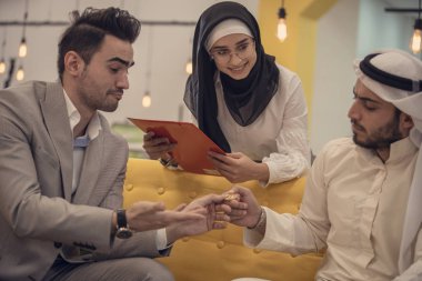 Bir toplantıda Arap iş adamları