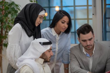 Bir toplantıda Arap iş adamları